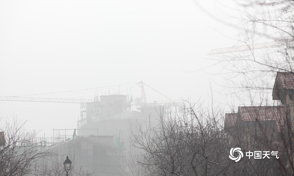 北京今晨能见度不佳 延庆出现大雾天气建筑物若隐若现