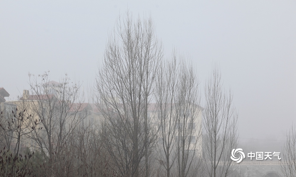 北京今晨能见度不佳 延庆出现大雾天气建筑物若隐若现