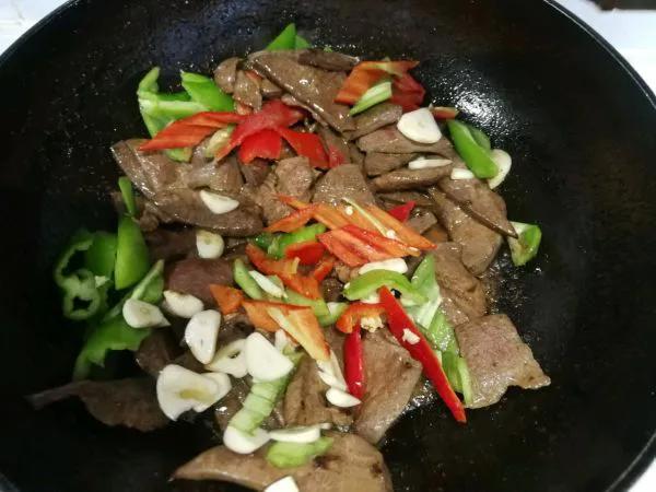 猪肝记住别用清水洗，等于吃毒素，教你正确做法，毒素异味全跑光