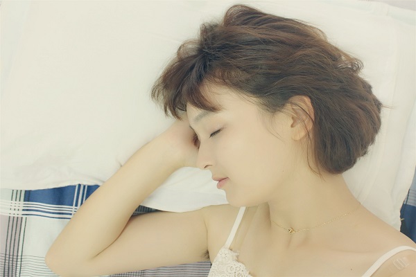 从长期失眠到每晚能深度睡眠,这位45岁的女性,用了哪些方法?