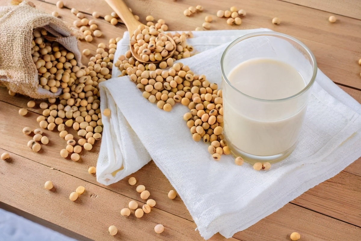 血管不好的人,睡觉时可能出现失眠、胸痛,忠告:3种食物少碰