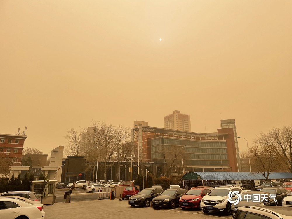 现场直击北方今年首场大范围沙尘天气 天空昏黄土腥味浓