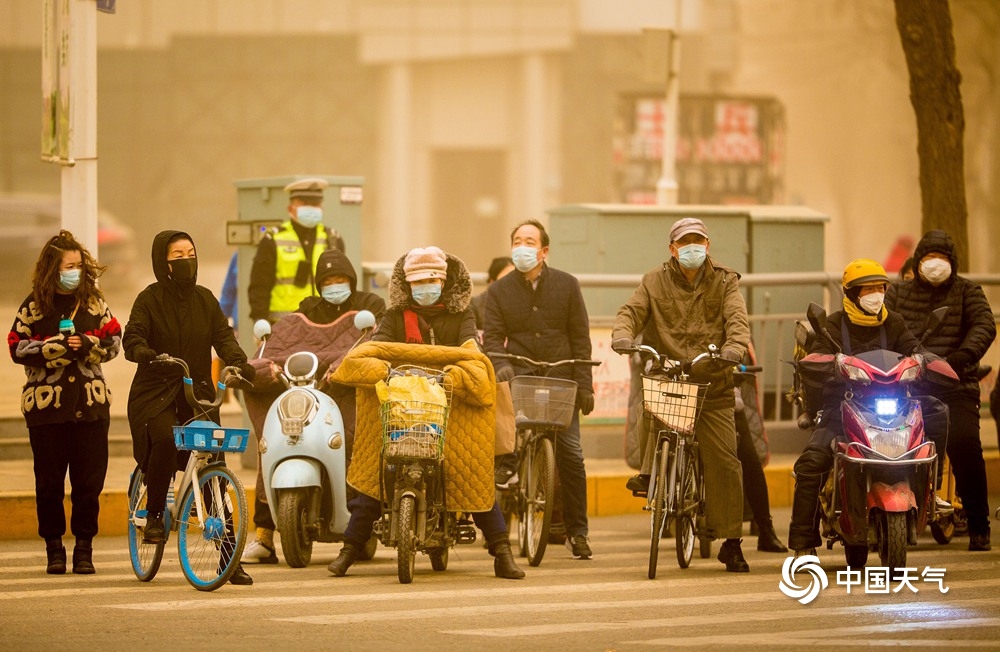 现场直击北方今年首场大范围沙尘天气 天空昏黄土腥味浓