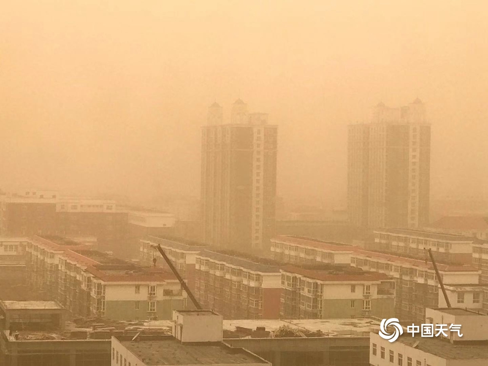 现场直击北方今年首场大范围沙尘天气 天空昏黄土腥味浓