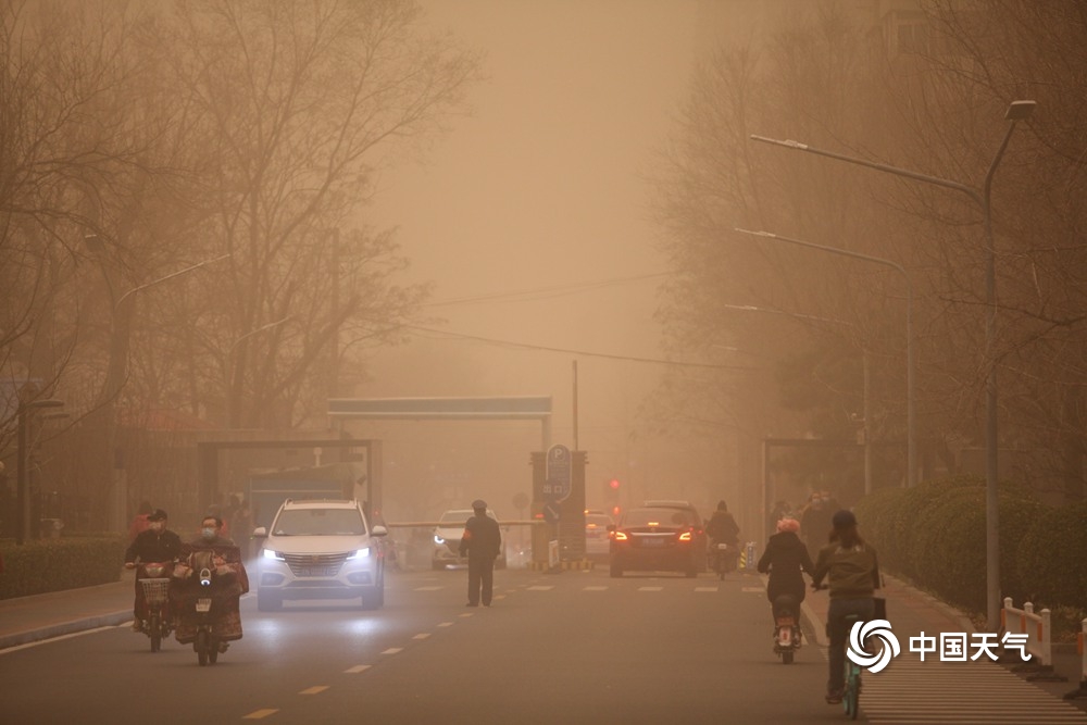 现场直击北方今年首场大范围沙尘天气 天空昏黄土腥味浓