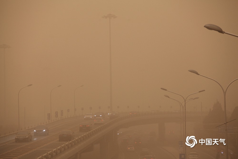 现场直击北方今年首场大范围沙尘天气 天空昏黄土腥味浓