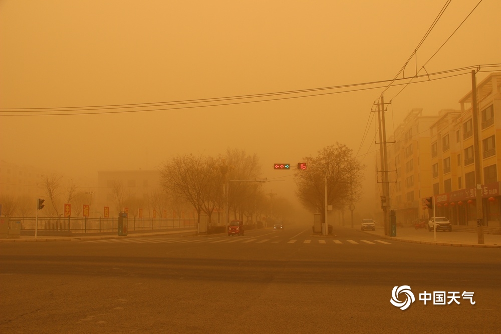 现场直击北方今年首场大范围沙尘天气 天空昏黄土腥味浓