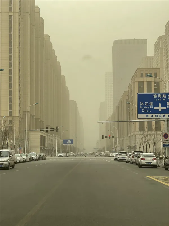 近10年我国最强沙尘天气,太阳都变蓝了!会影响杭州吗?