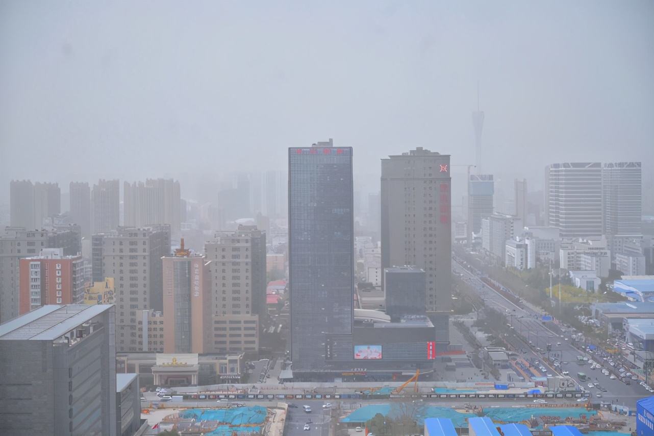 天气灰蒙蒙，近10年我国最强沙尘天气笼罩下，郑州何时结束“吃土”？