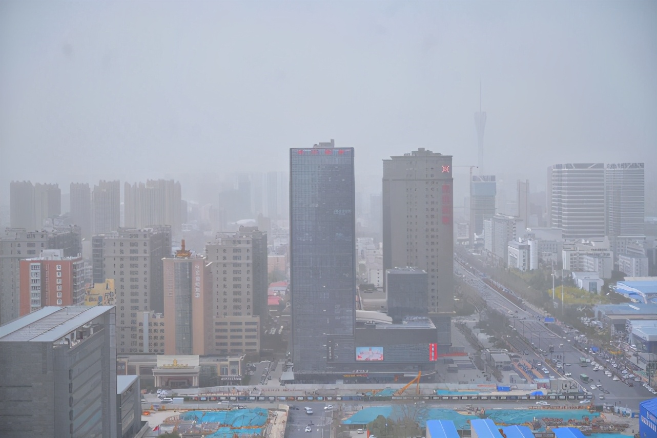天气灰蒙蒙,近10年我国最强沙尘天气笼罩下,郑州何时结束“吃土”?