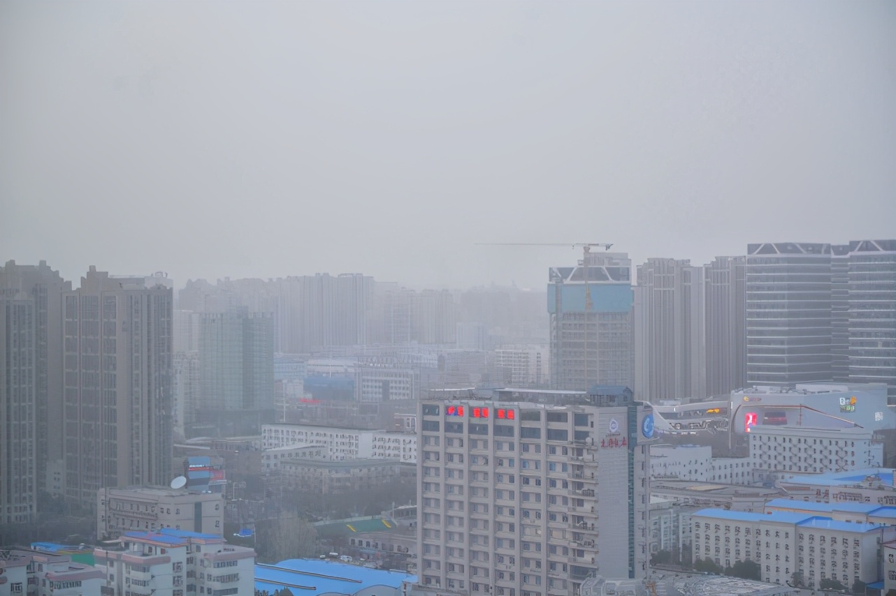 天气灰蒙蒙，近10年我国最强沙尘天气笼罩下，郑州何时结束“吃土”？