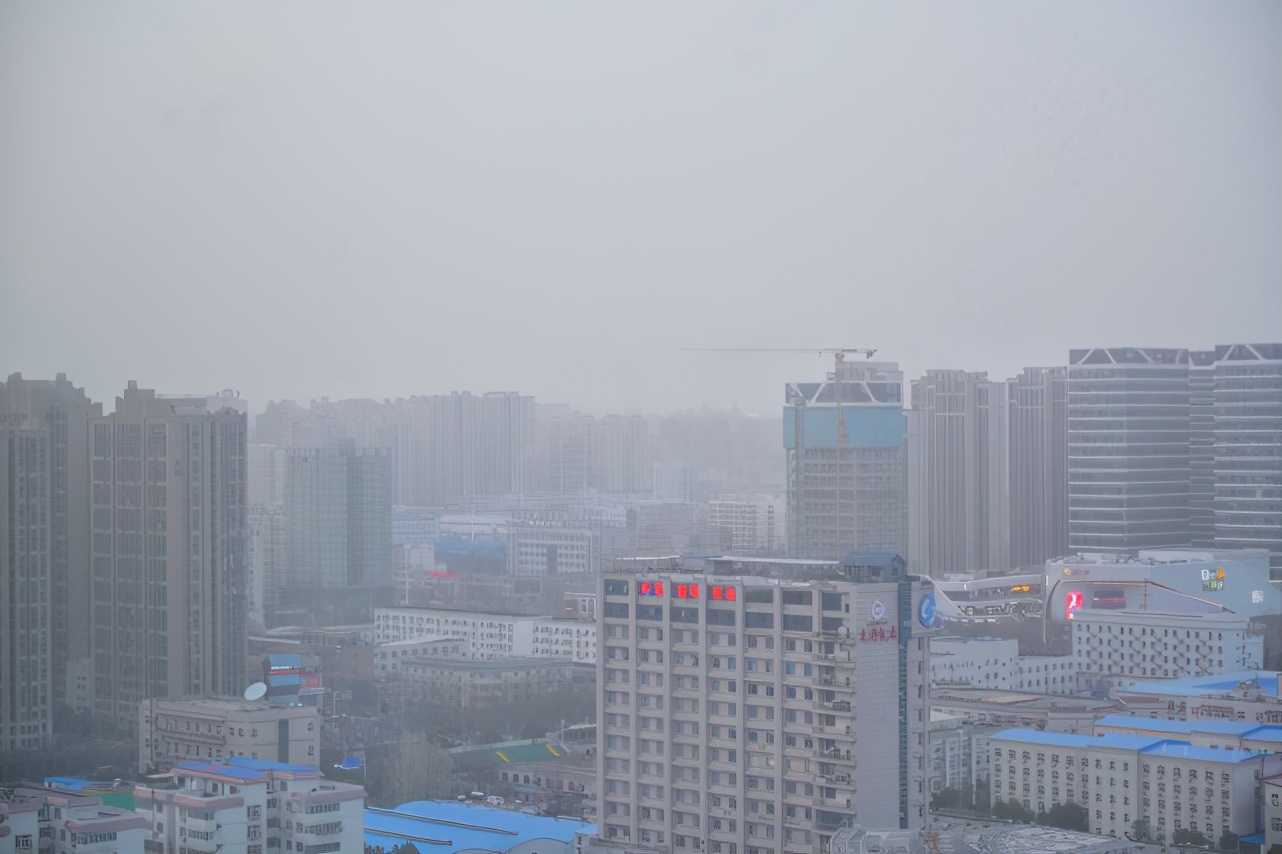 天气灰蒙蒙,近10年我国最强沙尘天气笼罩下,郑州何时结束“吃土”?