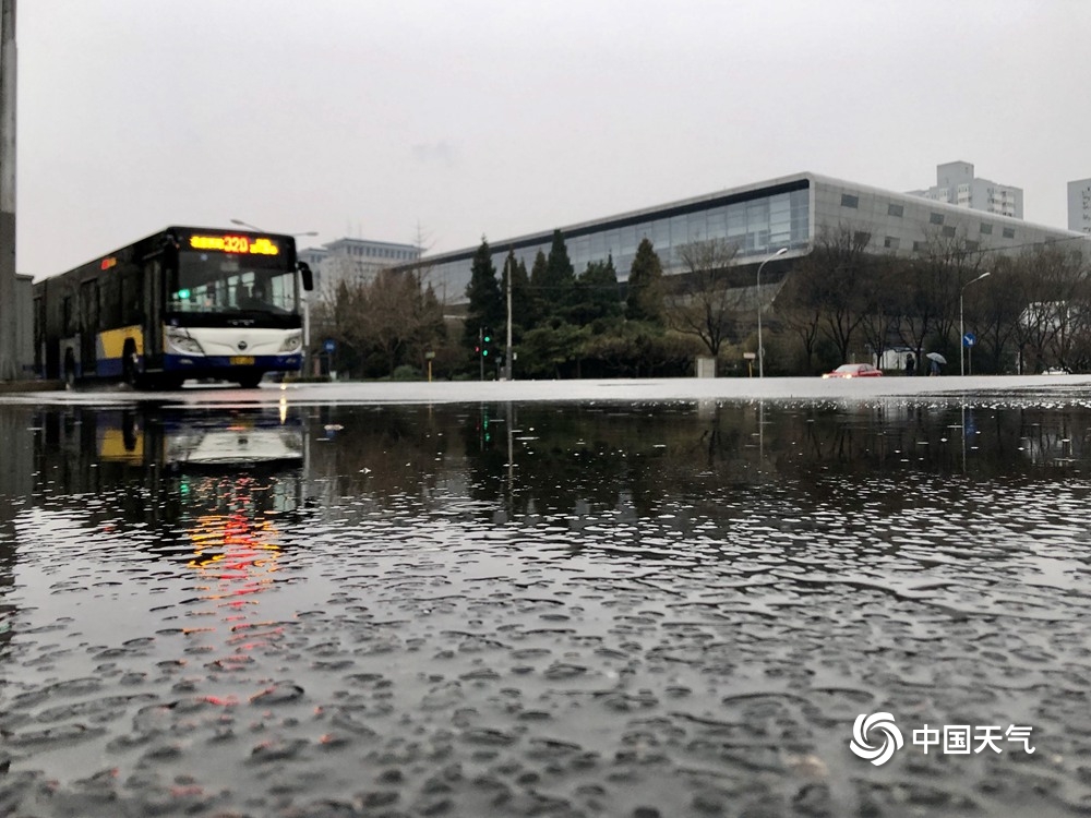 北京今晨小雨霏霏扰交通 空气质量得改善