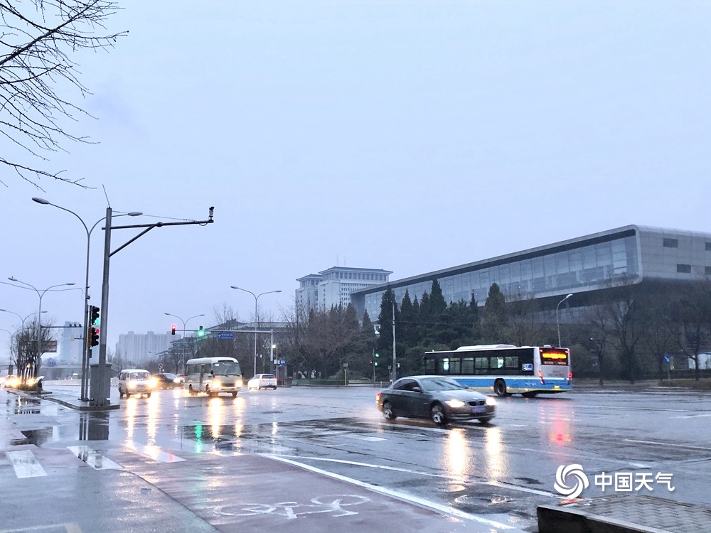 北京今晨小雨霏霏扰交通 空气质量得改善