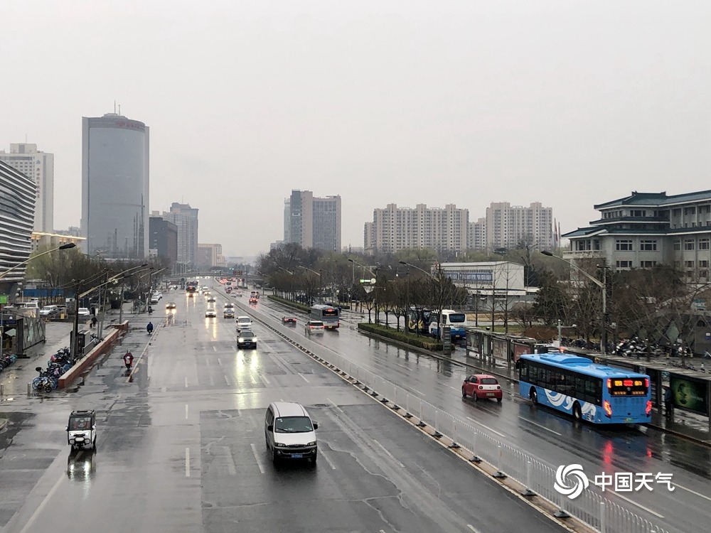 北京今晨小雨霏霏扰交通 空气质量得改善