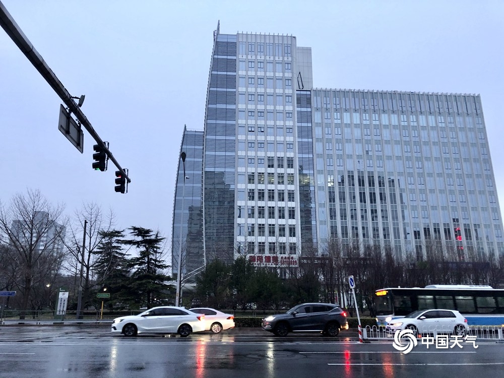 北京今晨小雨霏霏扰交通 空气质量得改善