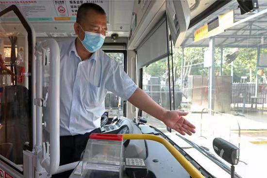 公交智能避让行人系统、彩色斑马线、非机动车“小蓝道”,深圳交通为文明出行打好基础
