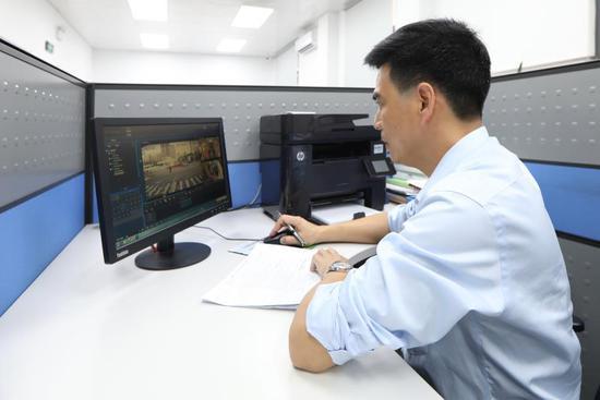 公交智能避让行人系统、彩色斑马线、非机动车“小蓝道”,深圳交通为文明出行打好基础