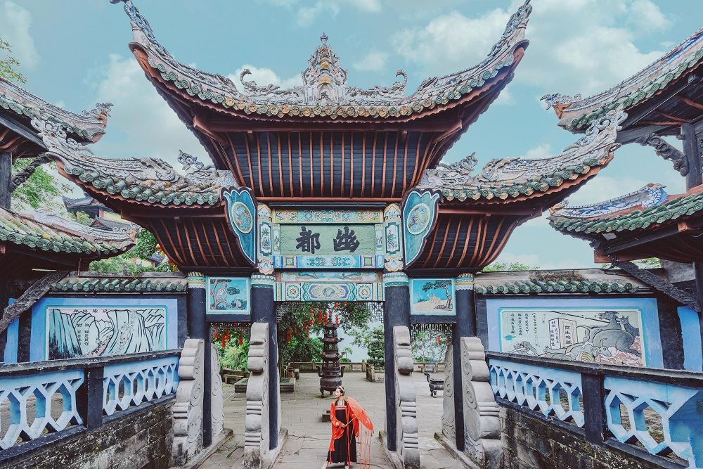 传说中的“阴曹地府”真的存在,白天游客络绎不绝,晚上没人敢来