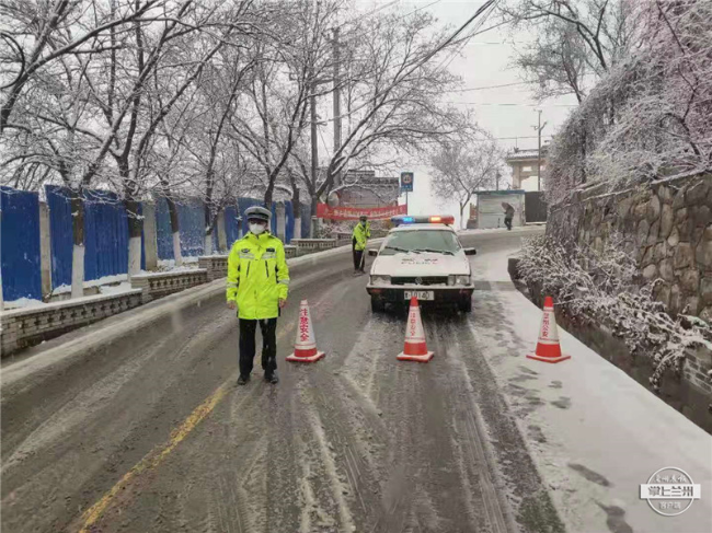 出行丨受降雪及路面结冰影响 甘肃省多条路段交通管制