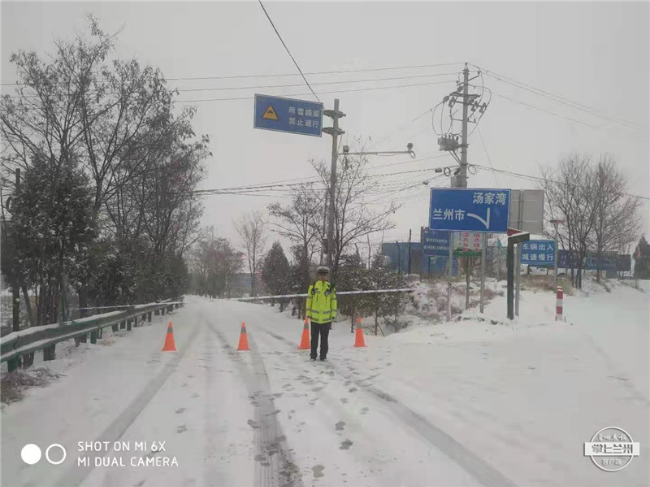 出行丨受降雪及路面结冰影响 甘肃省多条路段交通管制