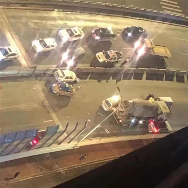 哈尔滨发生重大交通事故，两人被撞飞到立交桥下，事故造成一死多伤