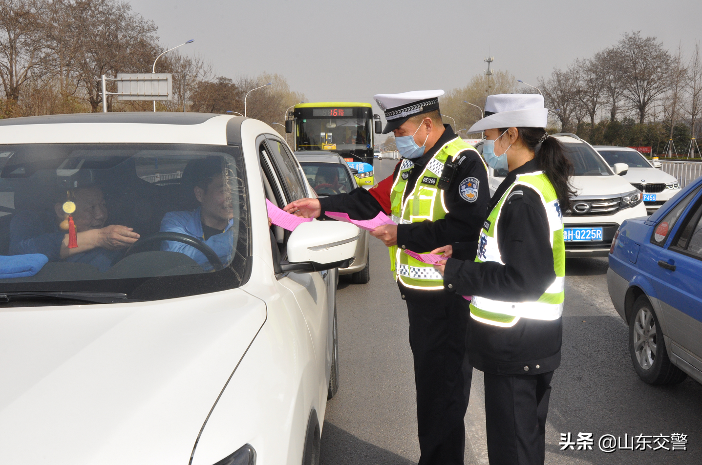 交通安全莫小觑!济宁兖州交警宣传到身边