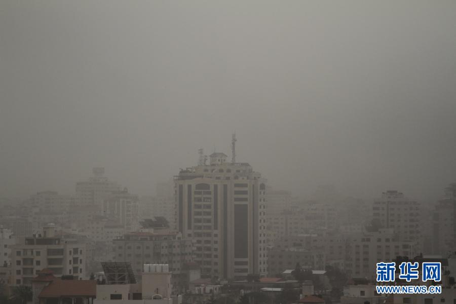 加沙城遭遇沙尘天气