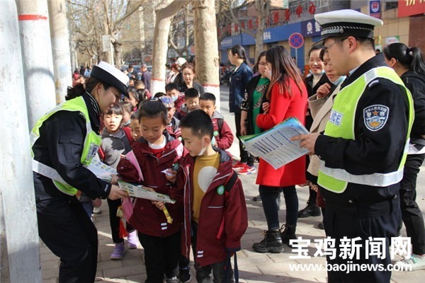 交通安全从娃娃抓起!宝鸡交警在孩子们心中播下“平安种”