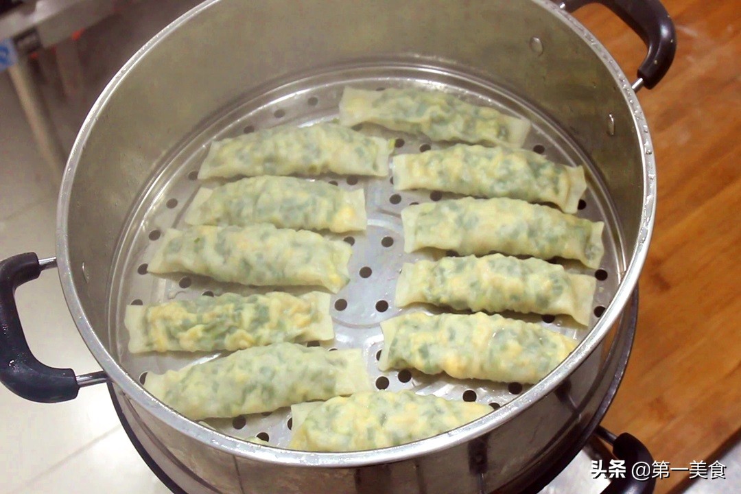 河南特色美食菜蟒,皮薄如纸,不出水不露馅,咬一口满嘴都是菜