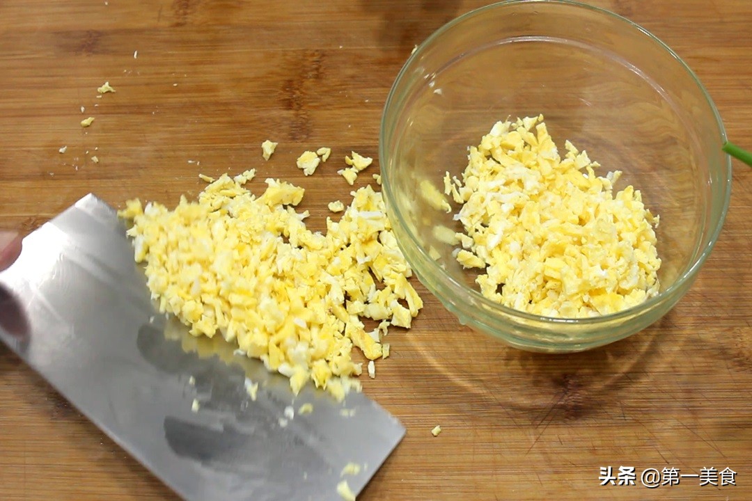 河南特色美食菜蟒,皮薄如纸,不出水不露馅,咬一口满嘴都是菜