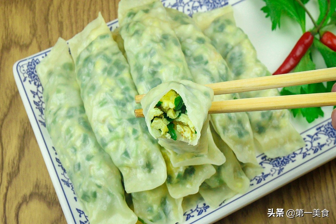 河南特色美食菜蟒,皮薄如纸,不出水不露馅,咬一口满嘴都是菜