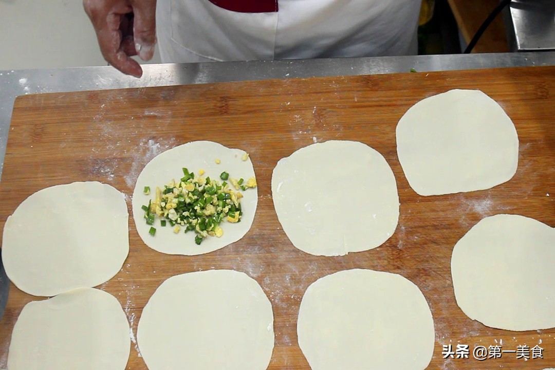 河南特色美食菜蟒,皮薄如纸,不出水不露馅,咬一口满嘴都是菜