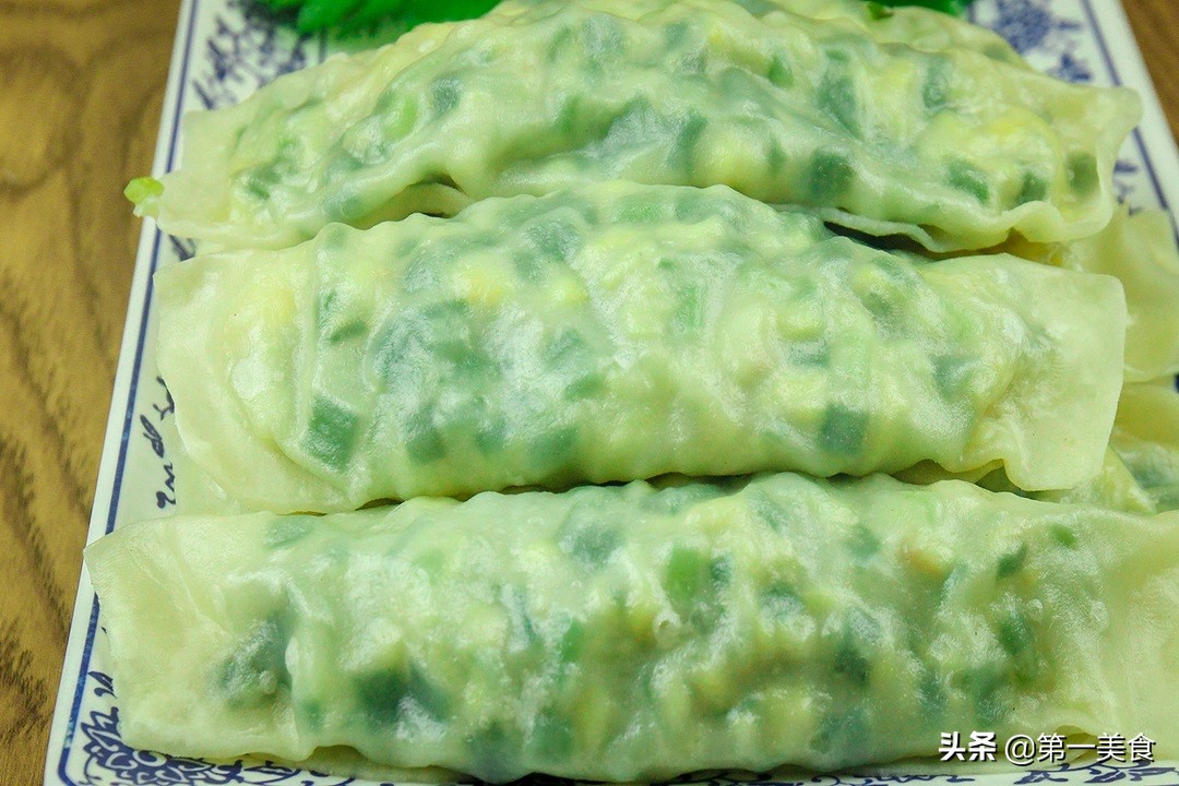 河南特色美食菜蟒,皮薄如纸,不出水不露馅,咬一口满嘴都是菜