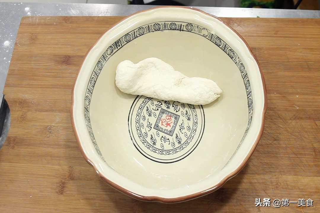 河南特色美食菜蟒,皮薄如纸,不出水不露馅,咬一口满嘴都是菜