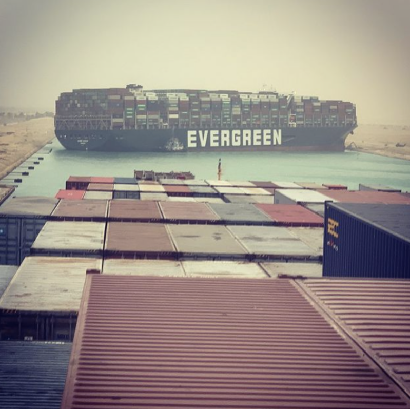 另一艘刚好在长荣海运“长赐”号身后的货运船“MaerskDenver”上，有人拍下这艘长荣海运的货运船卡住的画面并上传到社交媒体。图自台湾联合新闻网