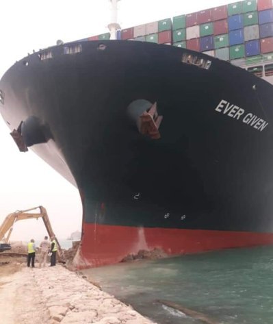 长荣海运一艘货柜轮23日北向通过苏伊世运河时，搁浅于运河南侧入口以北6海里处附近。图自联合新闻网
