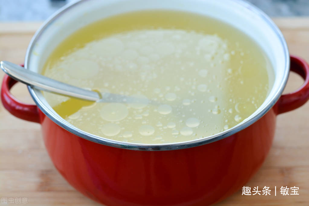 吃烤鸭时，服务员问你：鸭架要煲汤还是炸？不懂就要多花钱了