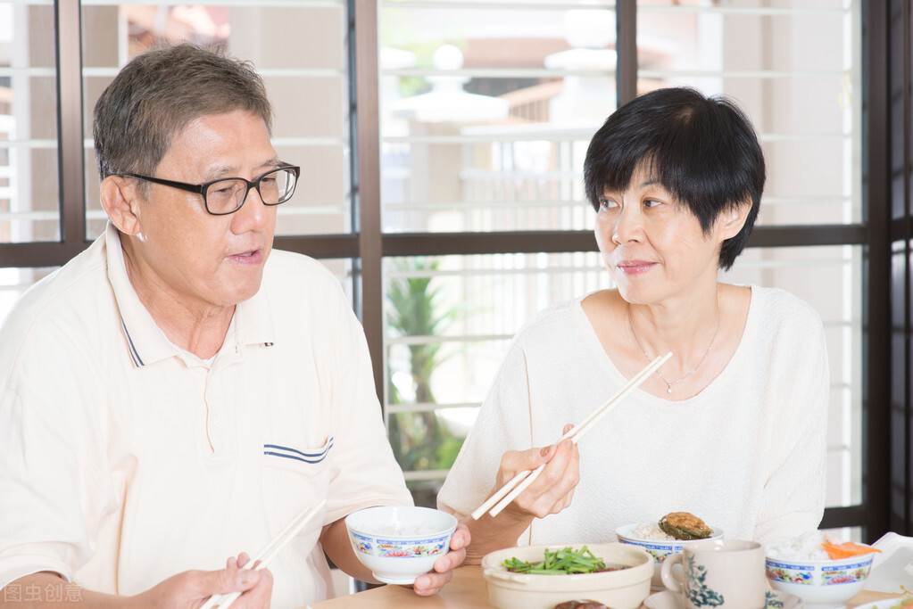 吃得少有助于身体健康吗?医生可能会给你答案