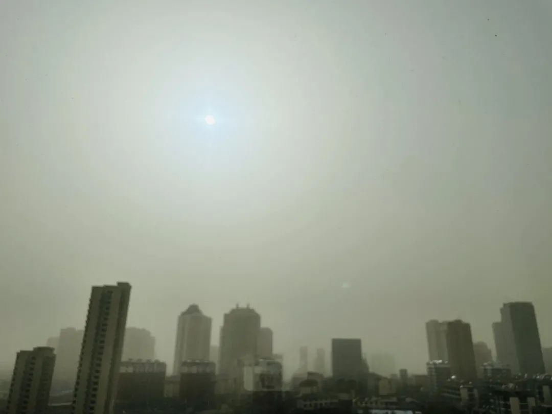 今日泰安上空现“蓝太阳”！明日有雨+浮尘！放假前的天气……
