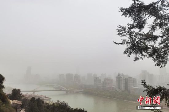 兰州再遇沙尘天气 黄河两岸景色朦胧