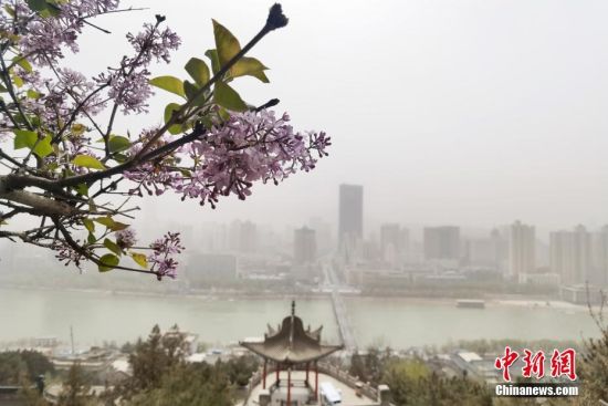 兰州再遇沙尘天气 黄河两岸景色朦胧