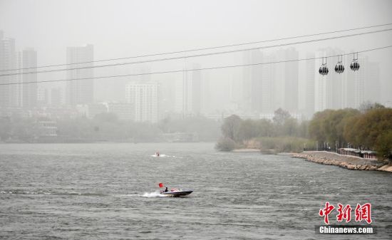 兰州再遇沙尘天气 黄河两岸景色朦胧