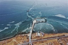 天气转暖 青海湖现解冻迹