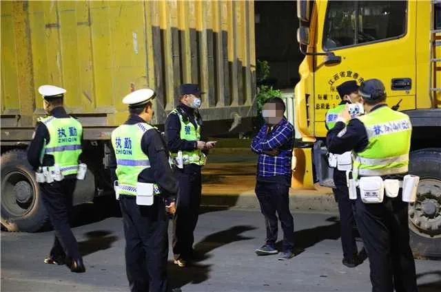 广州交通秩序大整治 | 零容忍!黄埔公安大力整治泥头车交通违法行为