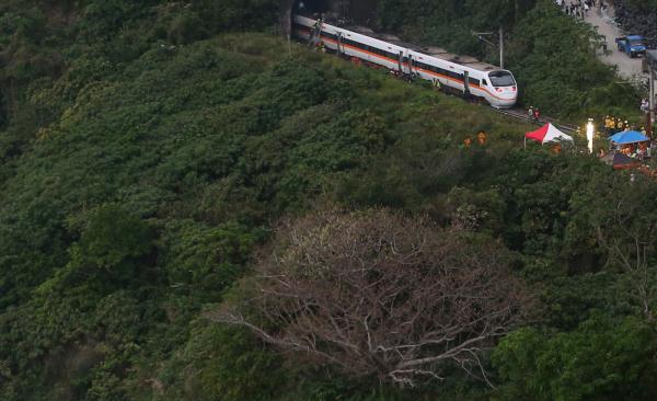 50死146伤：台湾铁路发生惨重交通事故