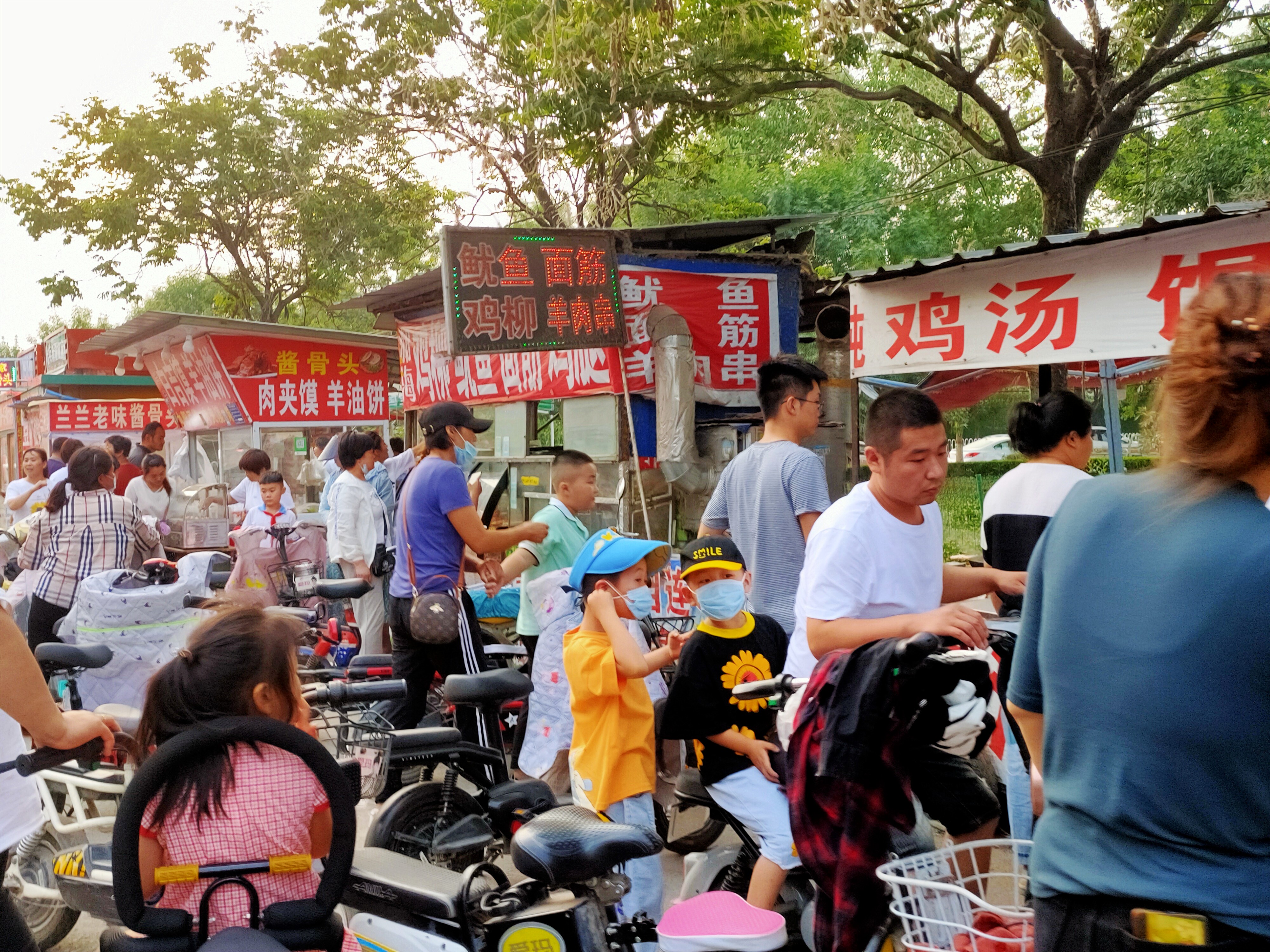 小区楼下摆地摊,这10种小吃最火,老板都忙不过来