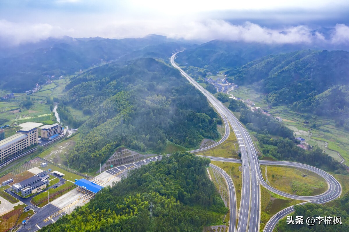 湖南的交通现状依然跟不上时代发展的步伐,应加强铁路和机场建设