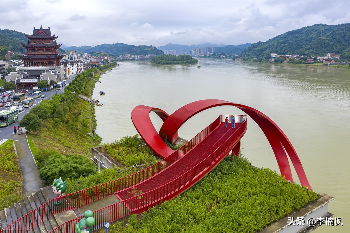 湖南的交通现状依然跟不上时代发展的步伐,应加强铁路和机场建设