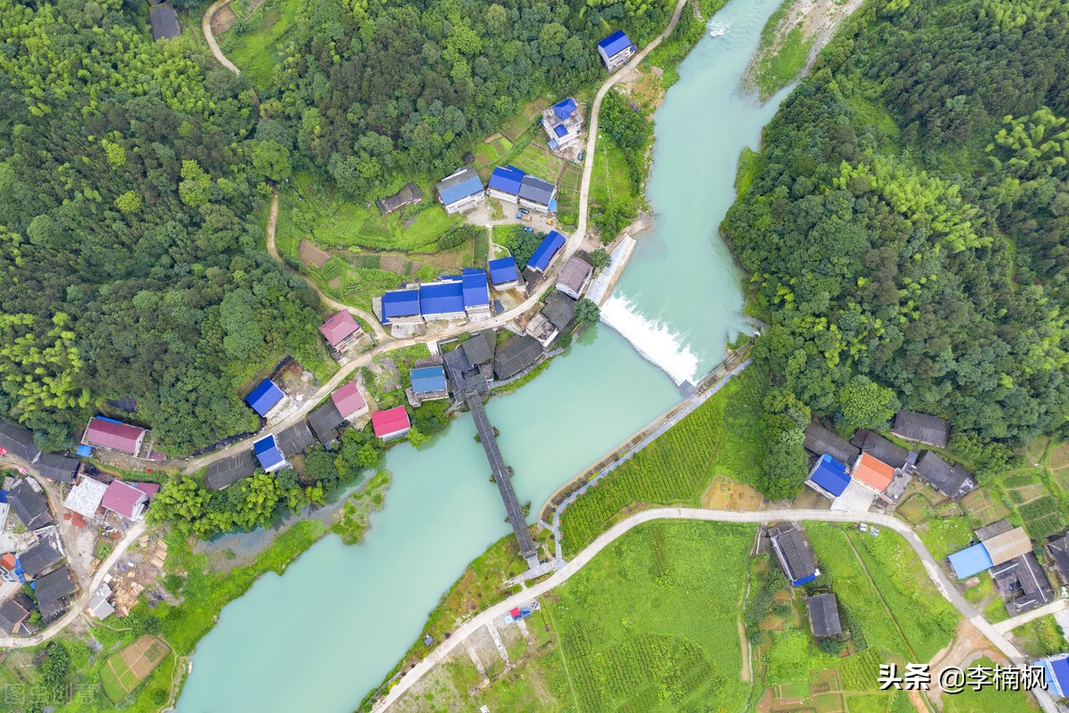 湖南的交通现状依然跟不上时代发展的步伐,应加强铁路和机场建设